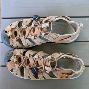 Keen whisper closed-toe Tan Sandals 8.5 women’s Protective Toe Cap Ventilation